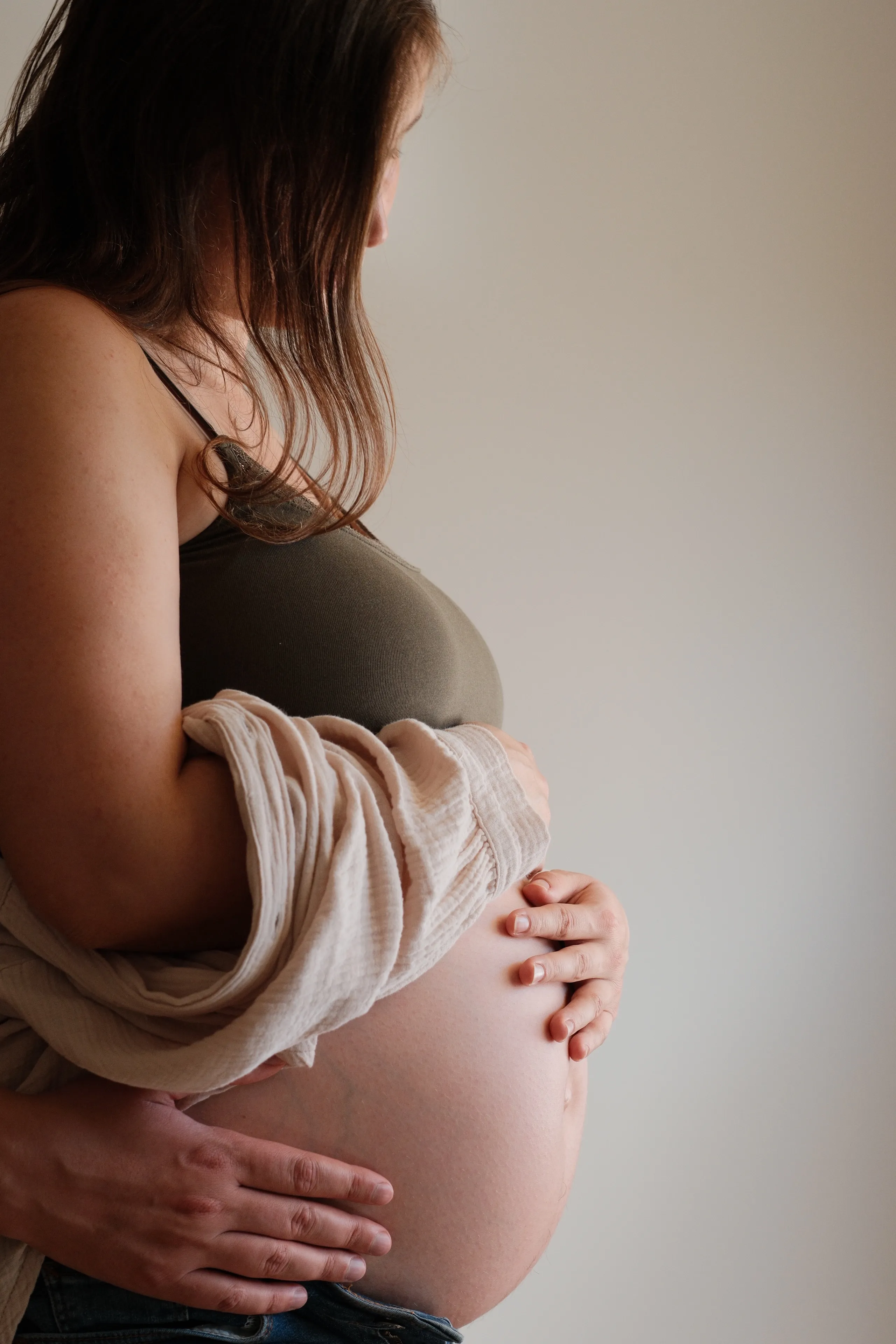 Babybauch-Shooting zuhause & im Park – Detail aus dem Blogartikel
