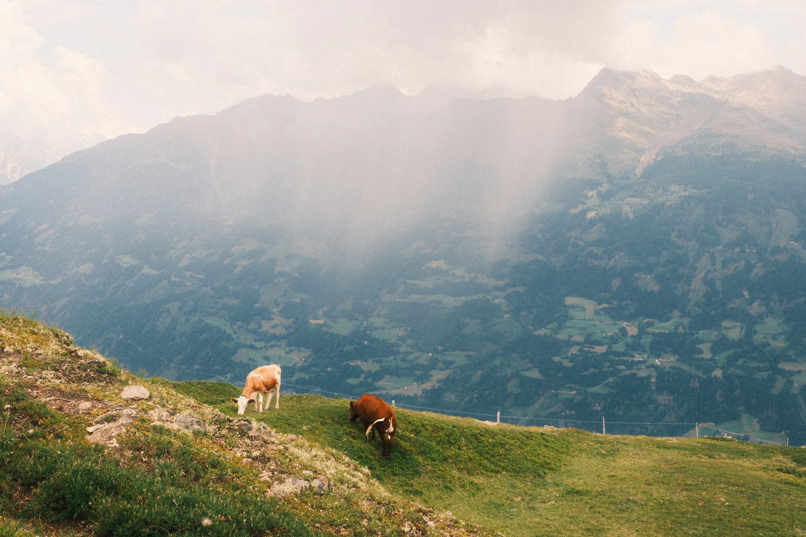 Berglandschaft in den Alpen mit Wolken und Wanderweg