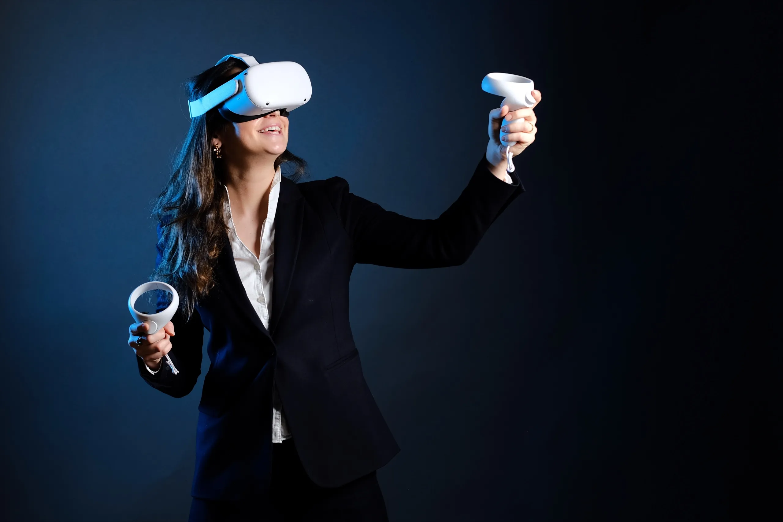 Businessportrait mit VR-Brille vor dunklem Hintergrund