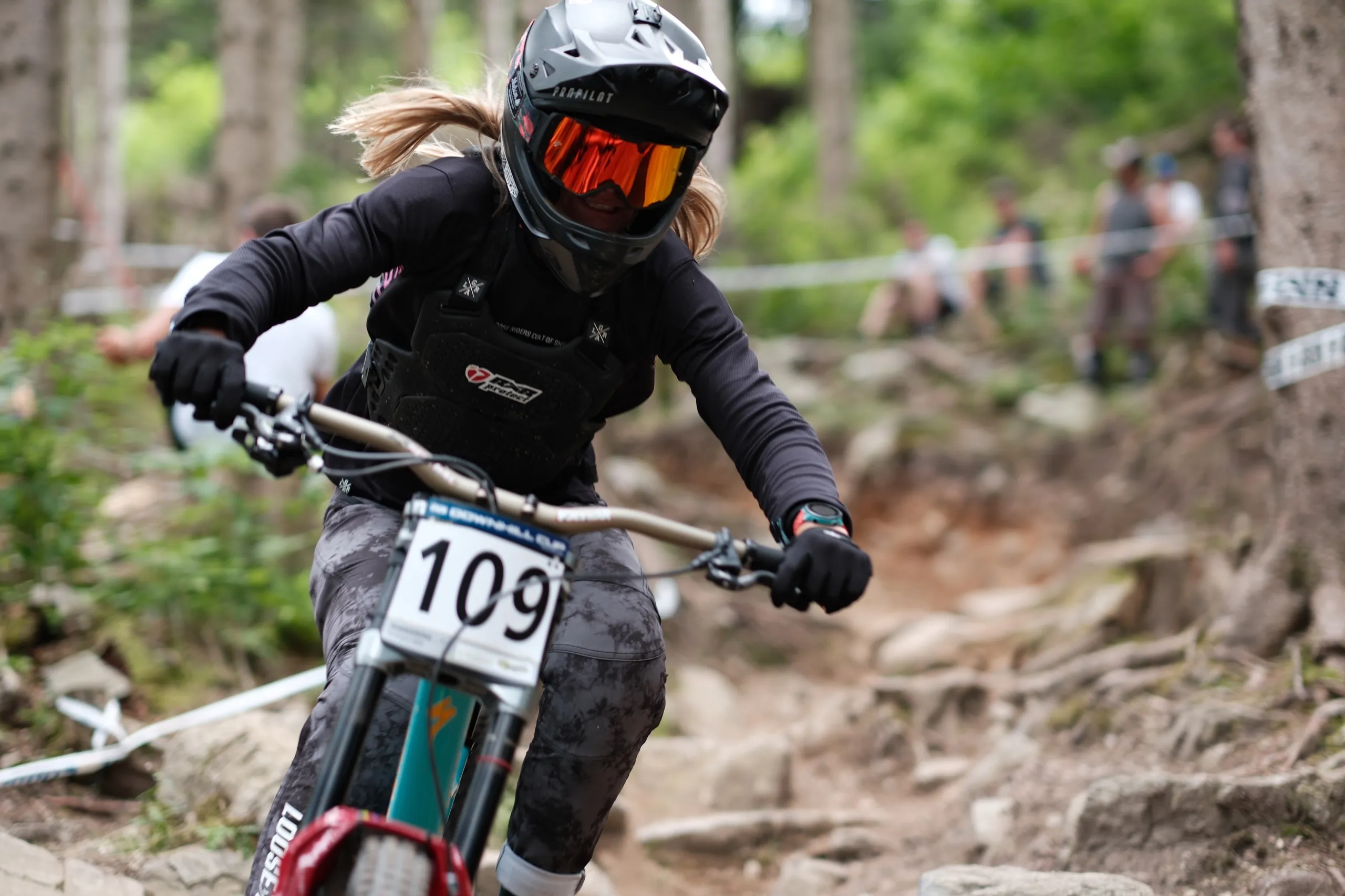 Downhill-Fahrer auf einem staubigen Trail am Semmering