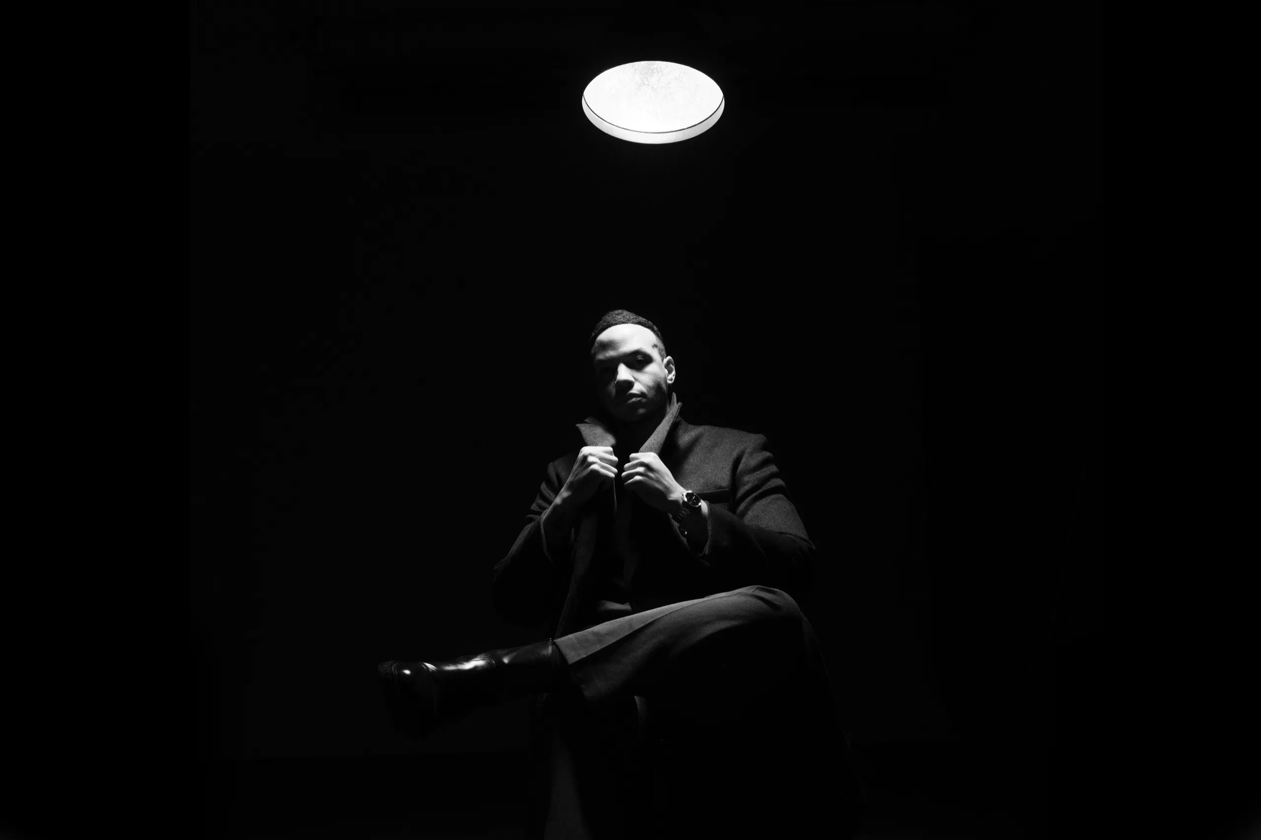 Studioportrait mit hartem Licht und dunklem Hintergrund
