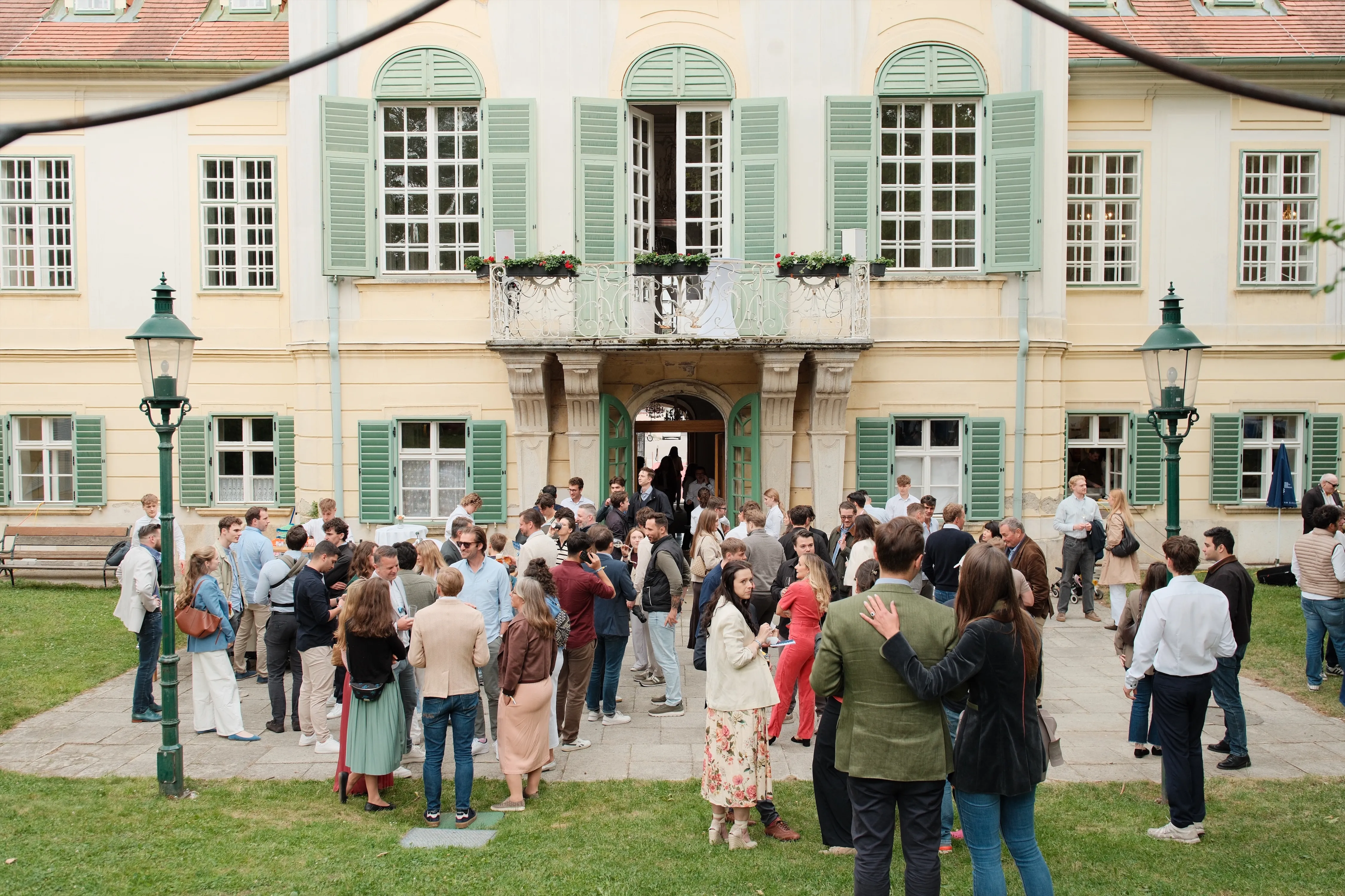 Sommerfest vor dem Schloss Hunyadi mit vielen Gästen im Innenhof